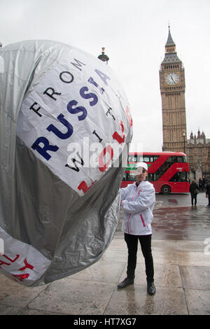 Londres, Royaume-Uni. Mar 8, 2017. Un groupe d'hommes gonfler un ballon avec de l'inscription 'From Russia With Love Sourire" main des fleurs à l'extérieur du Parlement pour la Journée internationale de la femme celebate Crédit : amer ghazzal/Alamy Live News Banque D'Images