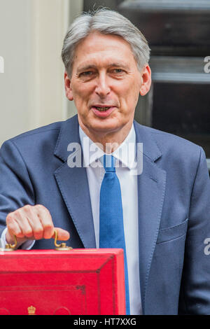 Londres, Royaume-Uni. 8 mars 2017. Philip Hammond, chancelier de l'Échiquier quitte Downing Street avec le discours à son expédition fort rouge - jour du budget à Westminster - Londres 08 Mar 2017. Crédit : Guy Bell/Alamy Live News Banque D'Images