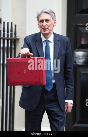 Londres, Royaume-Uni. 8 mars 2017. Philip Hammond numéro externe 11 Downing Street montrant la boîte rouge à la presse à l'avance le budget du printemps 2017 : Crédit d'Alan West/Alamy Live News Banque D'Images