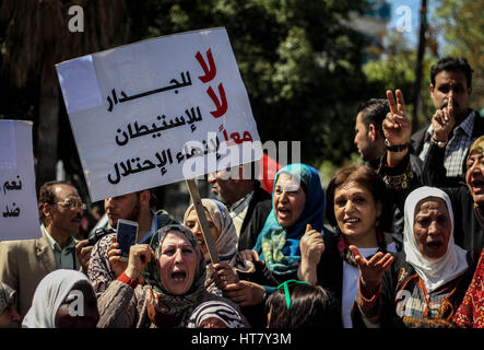 Gaza, bande de Gaza, territoire palestinien occupé. Mar 8, 2017. Les femmes palestiniennes crier des slogans durant une cérémonie à l'occasion de la Journée internationale de la femme dans la ville de Gaza à .Le soldat inconnu Square, dans la ville de Gaza. Credit : Ahmad Salem/ZUMA/Alamy Fil Live News Banque D'Images