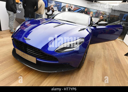 Une Aston Martin DB11 à la 87e Salon International de l'Automobile de Genève. L'exposition est ouverte à la presse du 09.03.17 et au grand public à partir de la 19.03.17. Photo : Uli Deck/dpa Banque D'Images