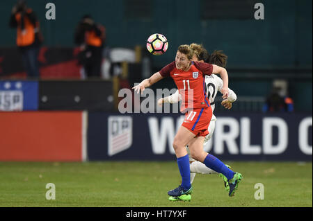 Washington DC, USA. 07Th Mar, 2017. Ellen White de l'Angleterre (11) défenseur allemand Dzsenifer Marozsan batailles (10) pendant le match entre l'équipe nationale féminine de l'Allemagne et l'Angleterre à l'SheBelieves RFK Stadium à coupe à Washington DC. L'Allemagne a remporté le match 1-0. John Middlebrook/CSM/Alamy Live News Banque D'Images