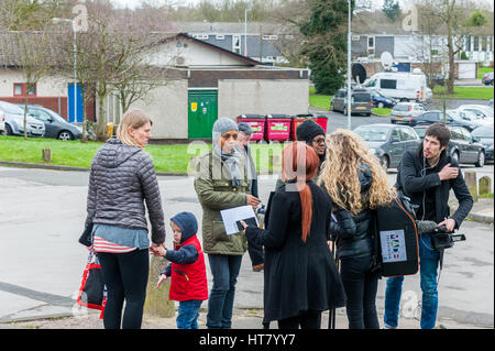 Merry Hill, Wolverhampton, Royaume-Uni. 8 mars 2017. Meurtre et suicide à Highfield télévision Cour, victime poignardée, auteur du suicide, 2 policiers blessés suivis par la police des West Midlands et super intendant Keith Fraser et de police Tony Iommi réponse tactique West Midlands ambulane donnant des interviews Crédit : j4images news/Alamy Live News Banque D'Images