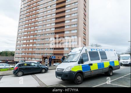 Merry Hill, Wolverhampton, Royaume-Uni. 8 mars 2017. Meurtre et suicide à Highfield télévision Cour, victime poignardée, auteur du suicide, 2 policiers blessés suivis par la police des West Midlands et super intendant Keith Fraser et de police Tony Iommi réponse tactique West Midlands ambulane donnant des interviews Crédit : j4images news/Alamy Live News Banque D'Images