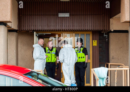 Merry Hill, Wolverhampton, Royaume-Uni. 8 mars 2017. Meurtre et suicide à Highfield télévision Cour, victime poignardée, auteur du suicide, 2 policiers blessés suivis par la police des West Midlands et super intendant Keith Fraser et de police Tony Iommi réponse tactique West Midlands ambulane donnant des interviews Crédit : j4images news/Alamy Live News Banque D'Images