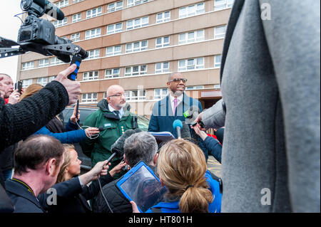 Merry Hill, Wolverhampton, Royaume-Uni. 8 mars 2017. Meurtre et suicide à Highfield télévision Cour, victime poignardée, auteur du suicide, 2 policiers blessés suivis par la police des West Midlands et super intendant Keith Fraser et de police Tony Iommi réponse tactique West Midlands ambulane donnant des interviews Crédit : j4images news/Alamy Live News Banque D'Images