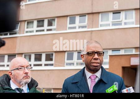 Merry Hill, Wolverhampton, Royaume-Uni. 8 mars 2017. Meurtre et suicide à Highfield télévision Cour, victime poignardée, auteur du suicide, 2 policiers blessés suivis par la police des West Midlands et super intendant Keith Fraser et de police Tony Iommi réponse tactique West Midlands ambulane donnant des interviews Crédit : j4images news/Alamy Live News Banque D'Images