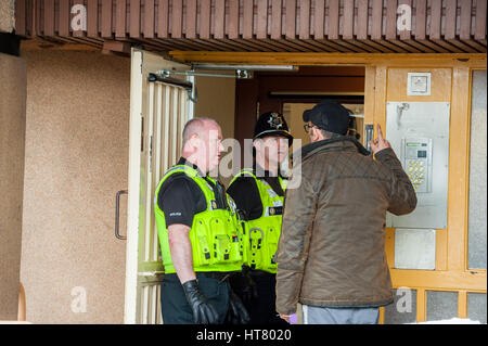 Merry Hill, Wolverhampton, Royaume-Uni. 8 mars 2017. Meurtre et suicide à Highfield télévision Cour, victime poignardée, auteur du suicide, 2 policiers blessés suivis par la police des West Midlands et super intendant Keith Fraser et de police Tony Iommi réponse tactique West Midlands ambulane donnant des interviews Crédit : j4images news/Alamy Live News Banque D'Images