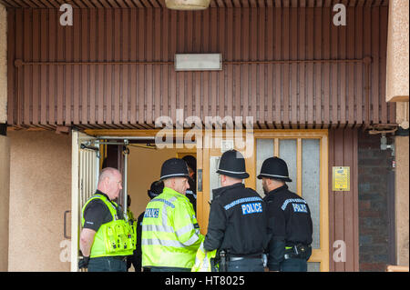 Merry Hill, Wolverhampton, Royaume-Uni. 8 mars 2017. Meurtre et suicide à Highfield télévision Cour, victime poignardée, auteur du suicide, 2 policiers blessés suivis par la police des West Midlands et super intendant Keith Fraser et de police Tony Iommi réponse tactique West Midlands ambulane donnant des interviews Crédit : j4images news/Alamy Live News Banque D'Images