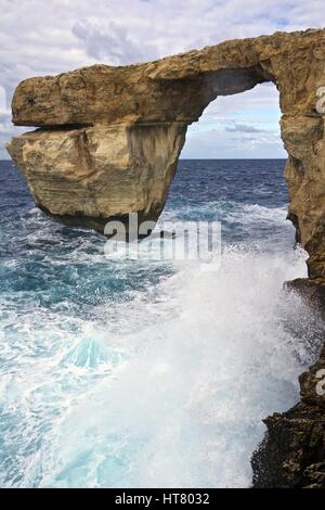 La Valette, Malte. Mar 8, 2017. Photo prise le 28 novembre 2015 montre la vue de la fenêtre d'azur à Gozo, Malte. La belle fenêtre d'azur sur l'île de Gozo, une attraction touristique à Malte, s'était effondré, Premier ministre Maltais Joseph Muscat a dit le 8 mars 2017. L'arche naturelle de calcaire près de Dwejra Bay à Gozo a été rendu célèbre dans le monde entier et également une destination touristique populaire. Credit : Jin Yu/Xinhua/Alamy Live News Banque D'Images