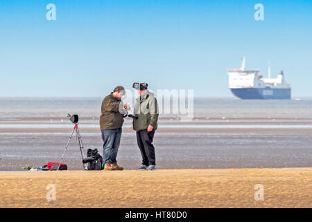 Un détecteur de métal à la recherche de trésors enfouis loisirs prospection Prospection detectorist hobby hobbies personne plage sable mer front de prospecteur Banque D'Images