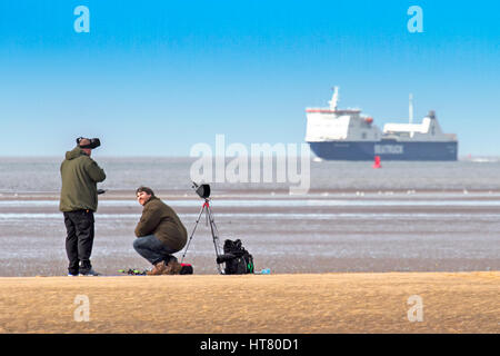 Un détecteur de métal à la recherche de trésors enfouis loisirs prospection Prospection detectorist hobby hobbies personne plage sable mer front de prospecteur Banque D'Images