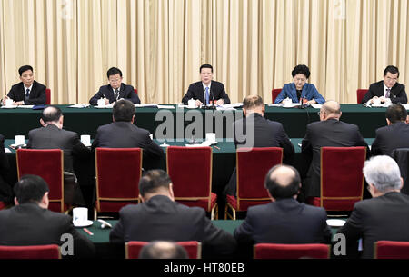 Beijing, Chine. Mar 8, 2017. Le vice-Premier ministre chinois Zhang Jaili se joint à une discussion de groupe avec les députés de la 12e Assemblée populaire nationale (APN) de la province de Hebei, à la session annuelle de l'Assemblée populaire nationale à Beijing, capitale de Chine, le 8 mars 2017. Credit : Zhang Ling/Xinhua/Alamy Live News Banque D'Images