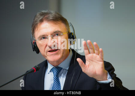 Bonn, Allemagne. 05Th Mar, 2017. Ken Allen, membre du conseil du groupe Deutsche Post DHL, parlant à la conférence de presse dans la Post Tower de Bonn, Allemagne, 08 mars 2017. Photo : Rolf Vennenbernd/dpa/Alamy Live News Banque D'Images