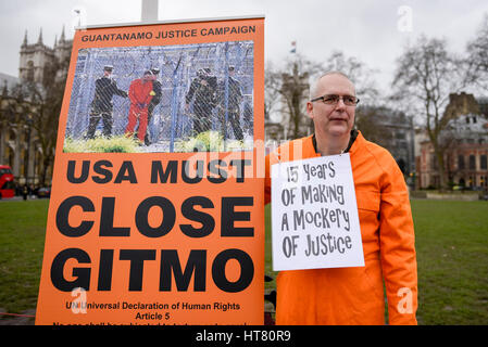 Londres, Royaume-Uni. 8 mars 2017. Membres de Guantanamo Justice Campagne scène d'une manifestation à la place du Parlement en face du Parlement exige que Donald Trump, président des États-Unis, près du camp de concentration de Guantanamo Bay et demandant à Theresa May, Premier Ministre, d'obtenir des représentations de Trump Président qu'il sera une fermeture, pas un transfert à une prison américaine. Crédit : Stephen Chung / Alamy Live News Banque D'Images