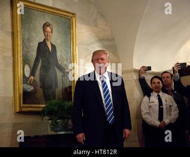 Washington, Us. 07Th Mar, 2017. Le Président des Etats-Unis, Donald Trump accueille la première de nouveaux visiteurs dans le hall central du rez-de-chaussée de la Maison Blanche, en face du portrait officiel de l'ancienne première dame Hillary Clinton, Washington, DC, le 7 mars 2017. Credit : Aude Guerrucci/Piscine via CNP - PAS DE SERVICE DE FIL- Photo : Aude Guerrucci/consolidé/dpa/Alamy Live News Banque D'Images