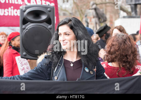 Londres, Royaume-Uni. 8 mars 2017. Grève des femmes à l'échelle mondiale à l'extérieur de la Chambre des communes Crédit : Ian Davidson/Alamy Live News Banque D'Images