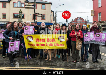 Skibbereen, Irlande. Mar 8, 2017. Pour coïncider avec la Journée internationale de la femme, un groupe de militants de l'Ouest de Cork les gens avant le profit se sont réunis dans l'Alliance Skibbereen Town Square pour protester contre le Huitième Amendement. Le huitième amendement de la Constitution de l'Irlande a reconnu explicitement le droit de la vie d'un enfant à naître, essentiellement l'interdiction de l'avortement en Irlande. ©Andy Gibson/Alamy Live News.
