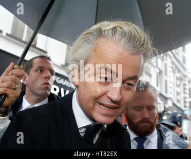 Bruxelles, aux Pays-Bas. Mar 8, 2017. Leader de l'aile droite du parti populiste néerlandais pour la Liberté (PVV) de Geert Wilders (avant) participe à une campagne pour les prochaines élections générales à Breda, aux Pays-Bas, le 8 mars 2017. Les néerlandais les élections générales sont prévues pour le 15 mars. Credit : Ye Pingfan/Xinhua/Alamy Live News Banque D'Images
