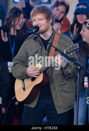 New York, USA. 8 mars 2017. Ed Sheeran joue sur NBC's "Aujourd'hui" du Rockefeller Plaza le 8 mars 2017 à New York. Crédit : Erik Pendzich/Alamy Live News Banque D'Images