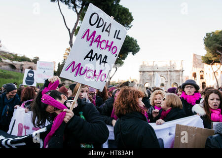 Rome, Italie. 05Th Mar, 2017. La femme s'occupe à la célébration de la Journée de la femme à Rome, Italie. Dans le monde entier la Journée internationale de la femme est célébrée avec de nombreux événements. Credit : Jacopo Landi/éveil/Alamy Live News Banque D'Images