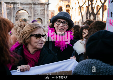 Rome, Italie. 05Th Mar, 2017. La femme s'occupe à la célébration de la Journée de la femme à Rome, Italie. Dans le monde entier la Journée internationale de la femme est célébrée avec de nombreux événements. Credit : Jacopo Landi/éveil/Alamy Live News Banque D'Images