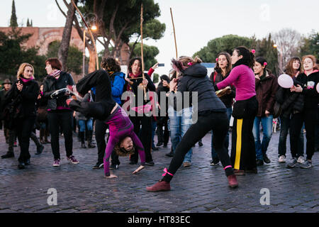 Rome, Italie. 05Th Mar, 2017. La femme s'occupe à la célébration de la Journée de la femme à Rome, Italie. Dans le monde entier la Journée internationale de la femme est célébrée avec de nombreux événements. Credit : Jacopo Landi/éveil/Alamy Live News Banque D'Images