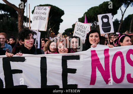 Rome, Italie. 05Th Mar, 2017. La femme s'occupe à la célébration de la Journée de la femme à Rome, Italie. Dans le monde entier la Journée internationale de la femme est célébrée avec de nombreux événements. Credit : Jacopo Landi/éveil/Alamy Live News Banque D'Images