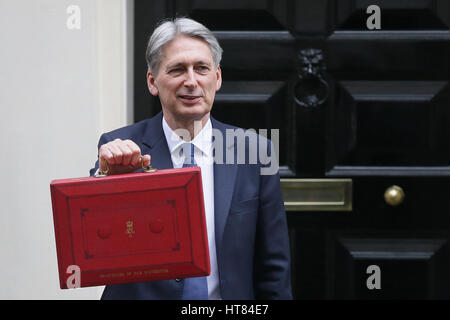 Londres, Royaume-Uni. Mar 8, 2017. Chancelier de l'Échiquier britannique Philip Hammond détient le budget fort pendant qu'il part 11 Downing Street pour annoncer le budget des dépenses à la Chambre des communes, à Londres, Royaume-Uni, le 8 mars 2017. Chancelier de l'Échiquier Philip Hammond's budget de dépenses sera annoncée à la Chambre des communes. Crédit : Tim Irlande/Xinhua/Alamy Live News Banque D'Images