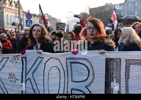 Cracovie, Pologne. Mar 8, 2017. La Journée internationale des femmes manifestation à Cracovie, Pologne/Fijoł Crédit : Iwona Alamy Live News Banque D'Images