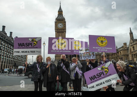 Londres, Royaume-Uni. 8 mars, 2017. Les femmes protester contre les inégalités de pensions de l'Etat en place du Parlement. Credit : claire doherty/Alamy Live News Banque D'Images