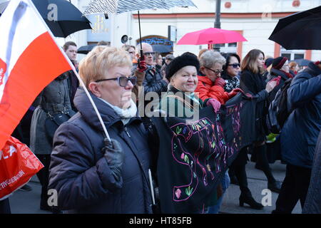 Cracovie, Pologne. Mar 8, 2017. La Journée internationale des femmes manifestation à Cracovie, Pologne/Fijoł Crédit : Iwona Alamy Live News Banque D'Images