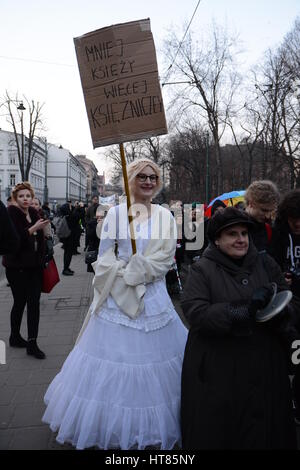 Cracovie, Pologne. Mar 8, 2017. La Journée internationale des femmes manifestation à Cracovie, Pologne/Fijoł Crédit : Iwona Alamy Live News Banque D'Images