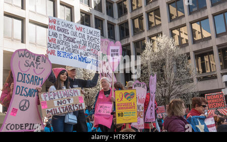 Washington, DC, USA. 8 mars, 2017. Les manifestants au ministère américain du Travail bâtiment du siège. Partie de protestation qui coïncide avec la Journée internationale de la femme et de la "Journée sans une femme." En fin d'après-midi rally qui a suivi, les intervenants ont exigé la fin de la violence au travail et le harcèlement, l'équité salariale, l'un juste salaire, congés payés, et les droits des travailleurs sur le lieu de travail. Credit : Bob Korn/Alamy Live News Banque D'Images