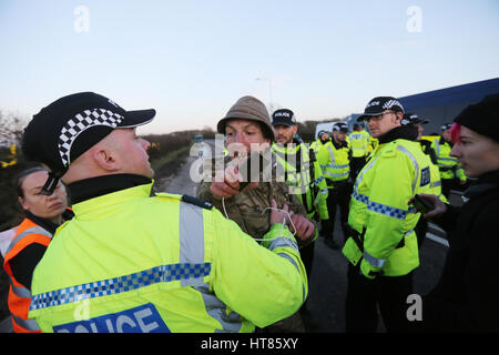 Fylde, Lancashire, Royaume-Uni. Mar 8, 2017. Un policier et un manifestant choc au cours d'une manifestation contre la fracturation hydraulique à l'extérieur du site Caudrilla sur Preston New Road, Fylde, Lancashire, le 8 mars, 2017 Crédit : Barbara Cook/Alamy Live News Banque D'Images