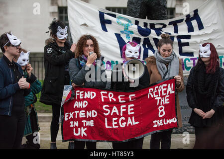 Londres, Royaume-Uni. 8 mars, 2017. Un orateur d'abroger la 8e Irlande traite de militantes féministes à partir de la quatrième vague de manifestations devant Downing Street sur la Journée internationale de la femme pour attirer l'attention sur l'impact disproportionné sur les femmes de la poursuite du programme d'austérité. Credit : Mark Kerrison/Alamy Live News Banque D'Images