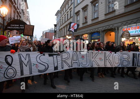 Cracovie, Pologne. Mar 8, 2017. La Journée internationale des femmes manifestation à Cracovie, Pologne/Fijoł Crédit : Iwona Alamy Live News Banque D'Images