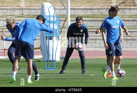 Le 8 mars 2017. Sep 8, 2017. AndalucÂ-A¡M, Laga, Espagne - Espagnol Primera Division de l'équipe de Malaga CF nouvel entraîneur-chef Jose Miguel Gonzalez 'Michel' (2-R) dirige sa première session de formation au stade Ciudad de Malaga à Malaga, au sud de l'Espagne, 08 mars 2017. Michel a été nommé un jour avant de remplacer uruguayen Marcelo Romero. L'équipe prépare son prochain jeu Primera Division contre Alaves sur suite 11 mars au stade La Rosaleda de Malaga : Crédit - Photos Lorenzo Carnero/ZUMA/Alamy Fil Live News Banque D'Images