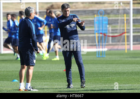 Le 8 mars 2017. Sep 8, 2017. AndalucÂ-A¡M, Laga, Espagne - Espagnol Primera Division de l'équipe de Malaga CF nouvel entraîneur-chef Jose Miguel Gonzalez 'Michel' (2-R) dirige sa première session de formation au stade Ciudad de Malaga à Malaga, au sud de l'Espagne, 08 mars 2017. Michel a été nommé un jour avant de remplacer uruguayen Marcelo Romero. L'équipe prépare son prochain jeu Primera Division contre Alaves sur suite 11 mars au stade La Rosaleda de Malaga : Crédit - Photos Lorenzo Carnero/ZUMA/Alamy Fil Live News Banque D'Images