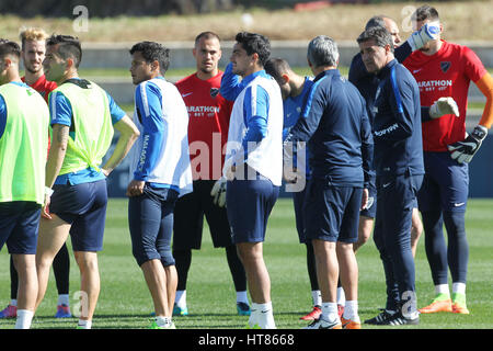 Le 8 mars 2017. Sep 8, 2017. AndalucÂ-A¡M, Laga, Espagne - Espagnol Primera Division de l'équipe de Malaga CF nouvel entraîneur-chef Jose Miguel Gonzalez 'Michel' (2-R) dirige sa première session de formation au stade Ciudad de Malaga à Malaga, au sud de l'Espagne, 08 mars 2017. Michel a été nommé un jour avant de remplacer uruguayen Marcelo Romero. L'équipe prépare son prochain jeu Primera Division contre Alaves sur suite 11 mars au stade La Rosaleda de Malaga : Crédit - Photos Lorenzo Carnero/ZUMA/Alamy Fil Live News Banque D'Images