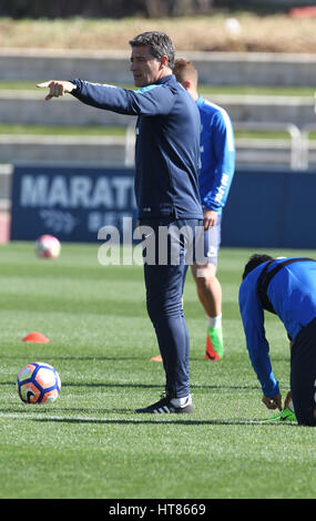 Le 8 mars 2017. Sep 8, 2017. AndalucÂ-A¡M, Laga, Espagne - Espagnol Primera Division de l'équipe de Malaga CF nouvel entraîneur-chef Jose Miguel Gonzalez 'Michel' (2-R) dirige sa première session de formation au stade Ciudad de Malaga à Malaga, au sud de l'Espagne, 08 mars 2017. Michel a été nommé un jour avant de remplacer uruguayen Marcelo Romero. L'équipe prépare son prochain jeu Primera Division contre Alaves sur suite 11 mars au stade La Rosaleda de Malaga : Crédit - Photos Lorenzo Carnero/ZUMA/Alamy Fil Live News Banque D'Images