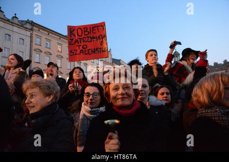 Cracovie, Pologne. Mar 8, 2017. La Journée internationale des femmes manifestation à Cracovie, Pologne/Fijoł Crédit : Iwona Alamy Live News Banque D'Images