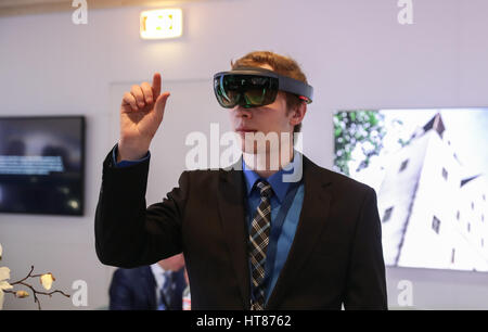 Berlin, Allemagne. Mar 8, 2017. Un visiteur experieces VR technology sur le stand de l'état allemand Bavaria pendant la 51e Foire internationale du tourisme de Berlin (ITB) à Berlin, capitale de l'Allemagne, le 8 mars 2017. Le 51e Salon ITB Berlin, qui durera jusqu'au 12 mars, a débuté le mercredi, attirant environ 10 000 exposants de 184 pays et régions. Credit : Shan Yuqi/Xinhua/Alamy Live News Banque D'Images