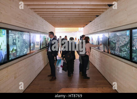 Berlin, Allemagne. Mar 8, 2017. Regard sur les visiteurs au stand de l'exposition état allemand Bavaria pendant la 51e Foire internationale du tourisme de Berlin (ITB) à Berlin, capitale de l'Allemagne, le 8 mars 2017. Le 51e Salon ITB Berlin, qui durera jusqu'au 12 mars, a débuté le mercredi, attirant environ 10 000 exposants de 184 pays et régions. Credit : Shan Yuqi/Xinhua/Alamy Live News Banque D'Images