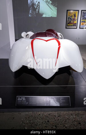 Los Angeles, CA, USA - 4 mars, 2017 : White 1999 Mach 5 Speed Racer prototype au Petersen Automotive Museum de Los Angeles, California, United Sta Banque D'Images