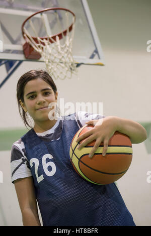 Girl with ball dans la cour de basket-ball Banque D'Images