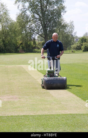 Groundsman maintient un cricket ground Banque D'Images