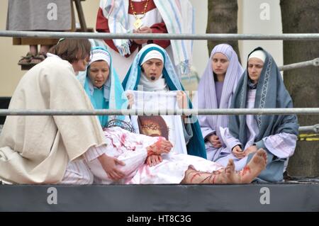 Le retrait d'un acteurs reproduisant corps de Jésus Christ de la croix, au cours de spectacles de rue le mystère de la Passion. Banque D'Images