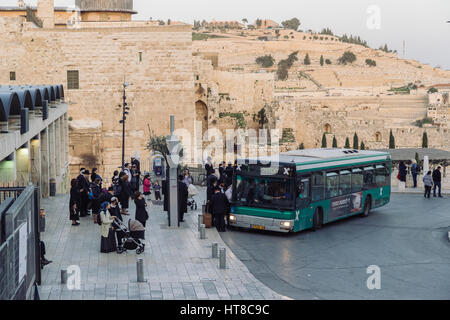 Israël , Jérusalem , bus Egged bendy coach - Société Coopérative de transport israéliennes près de mur de l'Ouest Banque D'Images