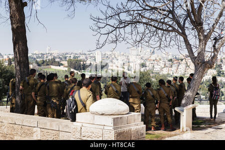 Les soldats israéliens à une excursion dans l'Armon Hanatziv promenade, Jérusalem. Jérusalem - la vieille ville qui attire de nombreux touristes Banque D'Images